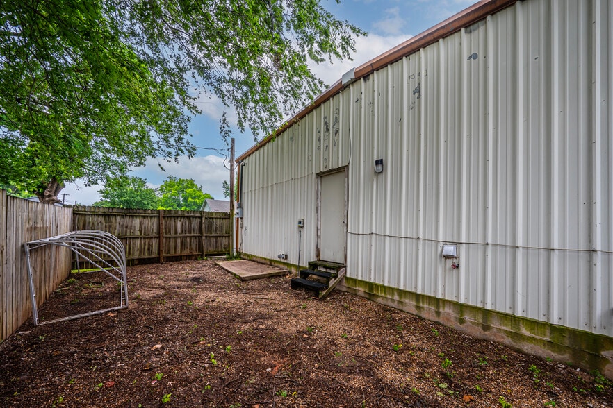 More Photos Of 116 N 2nd St, Noble Light Manufacturing For Lease