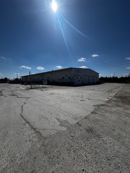 Primary Photo Of 2001 NE Broadway Ave, Des Moines Warehouse For Sale