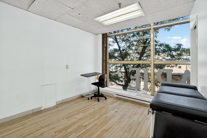 More Photos Of 1988 Rue Sainte-Catherine E, Montréal General Retail For Lease