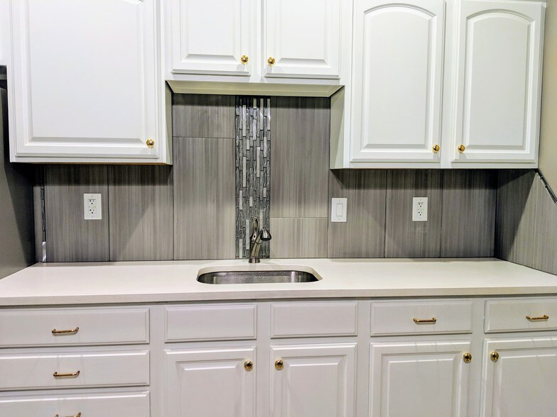 More Photos Of 5613 S 77 St, Omaha Storefront For Lease