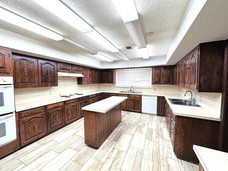 More Photos Of 722 E Wheatland Rd, Duncanville Office For Sale