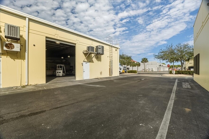 More Photos Of 17000 Alico Commerce Ct, Fort Myers Flex For Sale