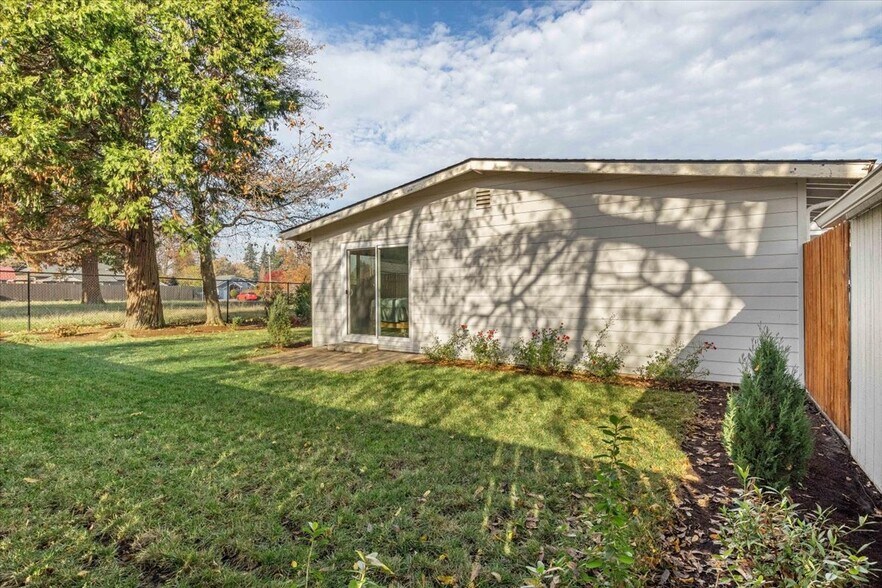 More Photos Of 2115 E 27th St, Vancouver Office For Sale