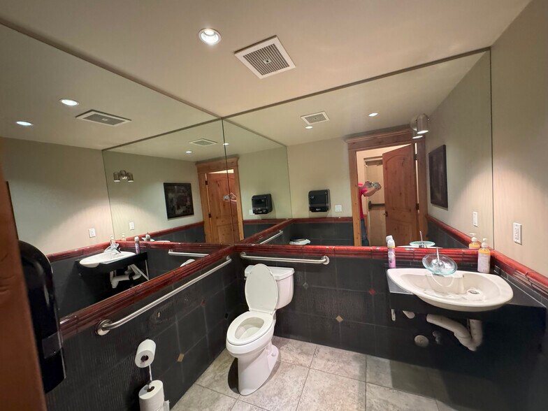 More Photos Of 3591 S 300 W, Salt Lake City Showroom For Lease