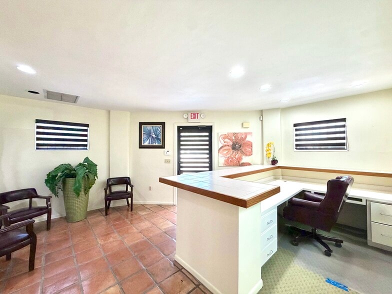 More Photos Of 501 SW Douglas Ave, Miami Medical For Lease