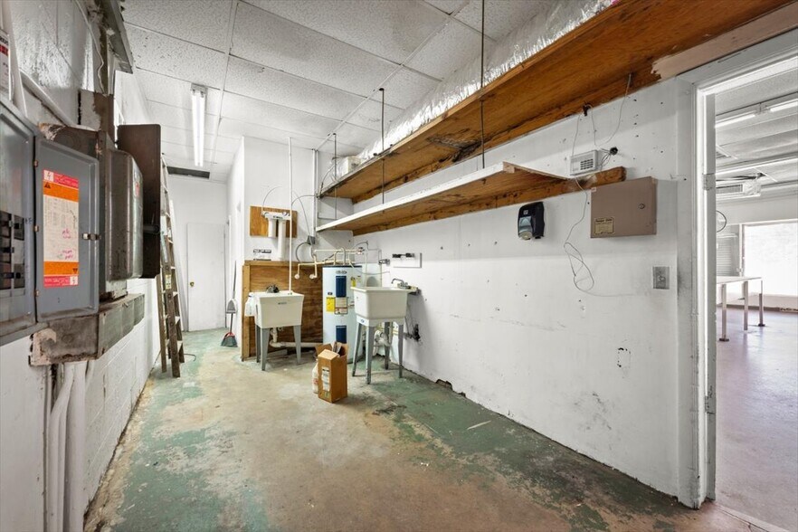 More Photos Of 20 E 9th St, Jacksonville Freestanding For Sale