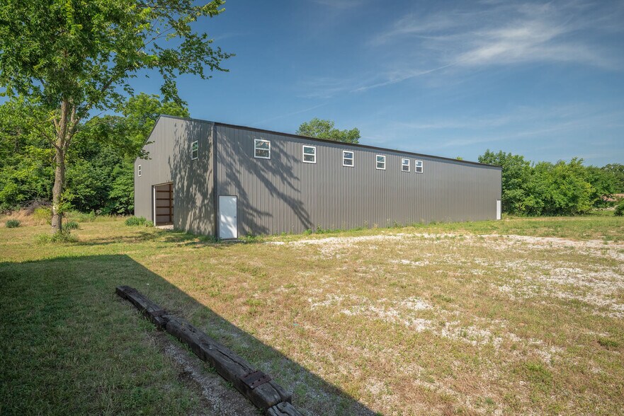 More Photos Of 841 Frances Ave, Neosho Flex For Sale