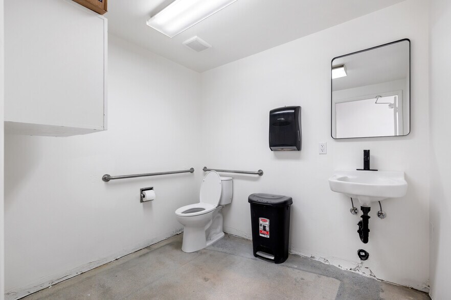 More Photos Of 5731 Palmer Way, Carlsbad Research And Development For Lease