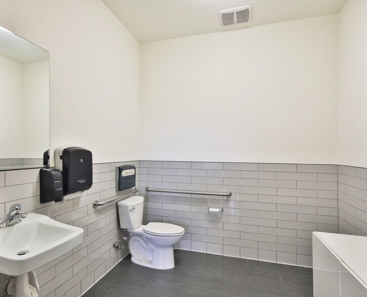 More Photos Of 2049-2053 E 38th St, Vernon Warehouse For Lease