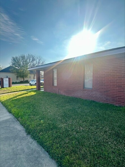 More Photos Of 327 Fowlkes St, Sealy Office For Lease