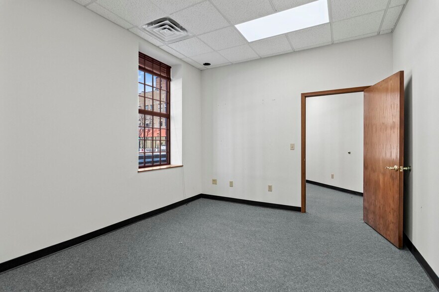 More Photos Of 15 SW Old State Capitol Plz, Springfield Office For Sale