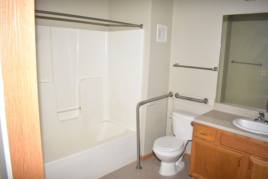 More Photos Of 200 E Arlington St, Waterloo Apartments For Sale