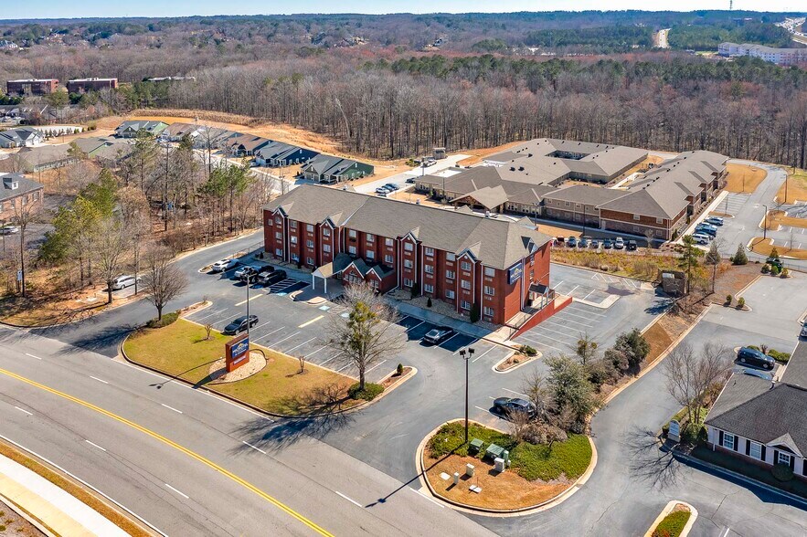 More Photos Of 195 Country Club Dr, Stockbridge Hotel For Sale