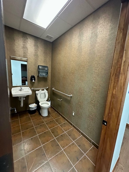 More Photos Of 4011 Business Park Dr, Amarillo Light Distribution For Lease