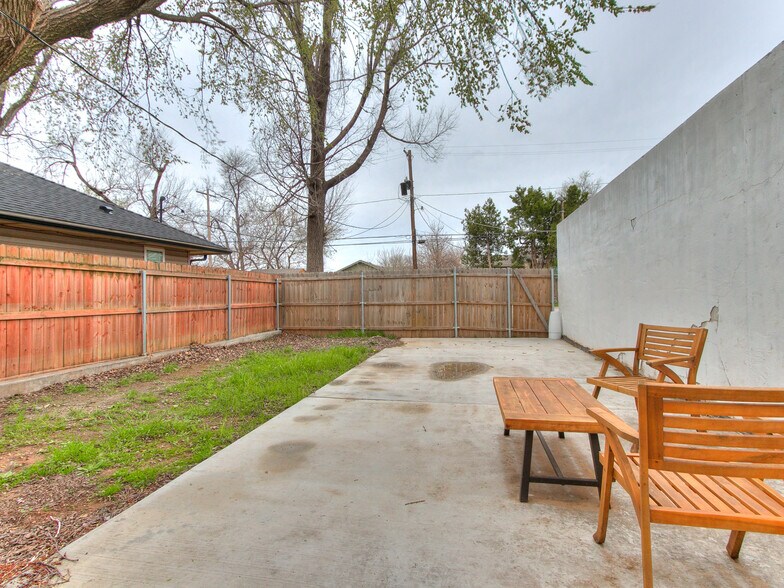 More Photos Of 527 E Main St, Norman Storefront For Lease