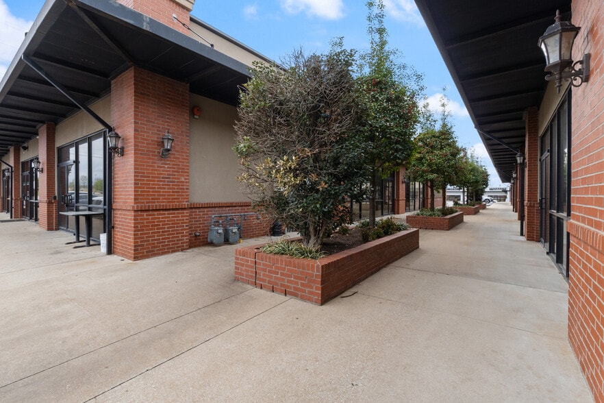 More Photos Of 2500-2502 SW 14th St, Bentonville Unknown For Lease