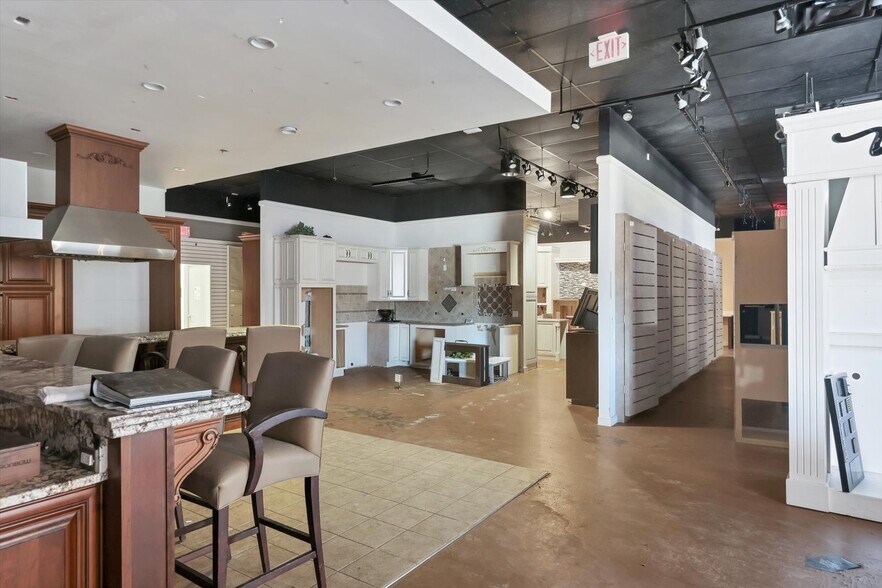 More Photos Of 2451 17th St, Sarasota Showroom For Sale