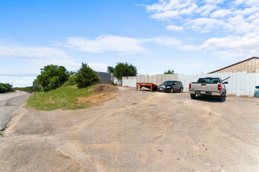 More Photos Of 10466 Central Expy, Dallas Auto Salvage Facility For Sale