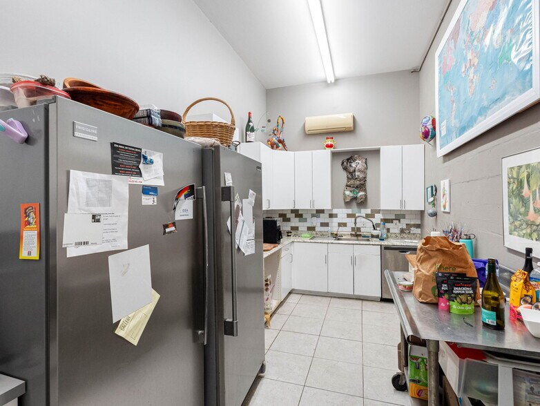 More Photos Of 2342 Emerson Ave S, Saint Petersburg Manufacturing For Sale