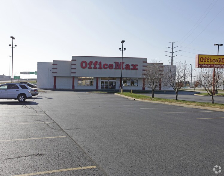 More Photos Of 200 Riverside Dr, East Peoria Freestanding For Lease