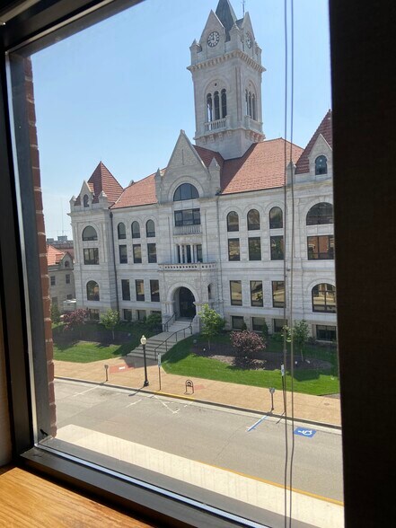 More Photos Of 235 E High St, Jefferson City Office For Lease