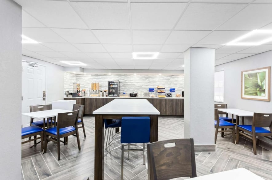 More Photos Of 1730 E Higgins Rd, Schaumburg Hotel For Sale