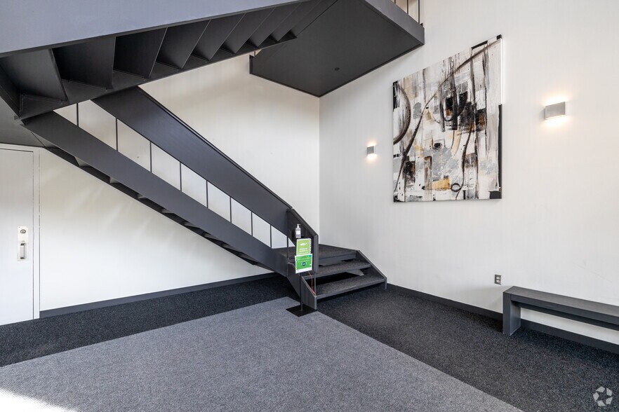 More Photos Of 395 Av Sainte-Croix, Montréal Warehouse For Lease