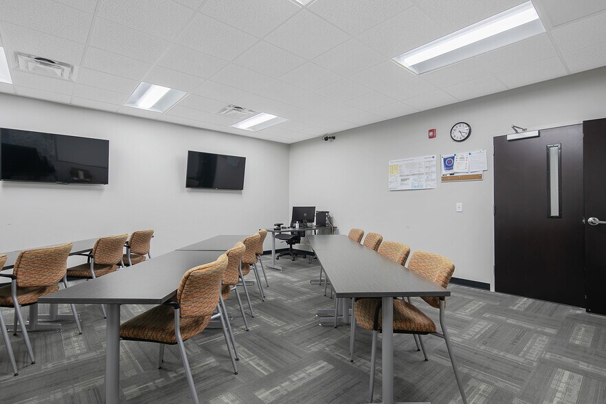 More Photos Of 2847 Bridgewood Dr, Fayetteville Office For Sale