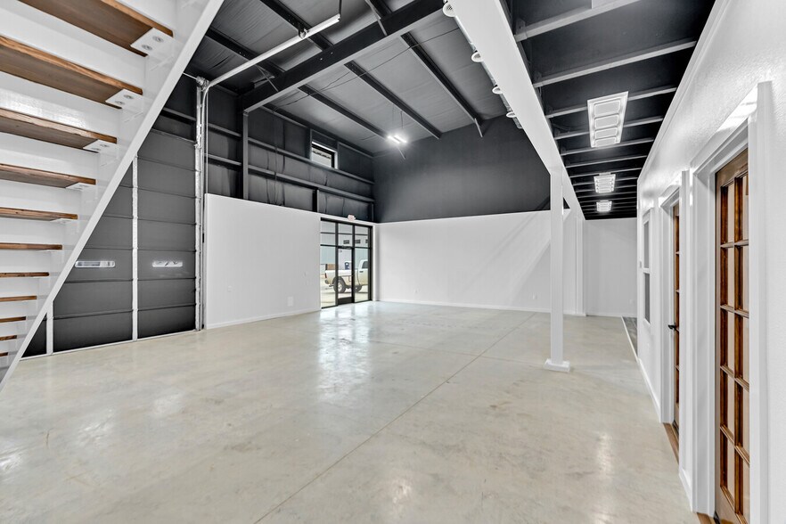 More Photos Of 13021 Harmon Rd, Fort Worth Flex For Lease