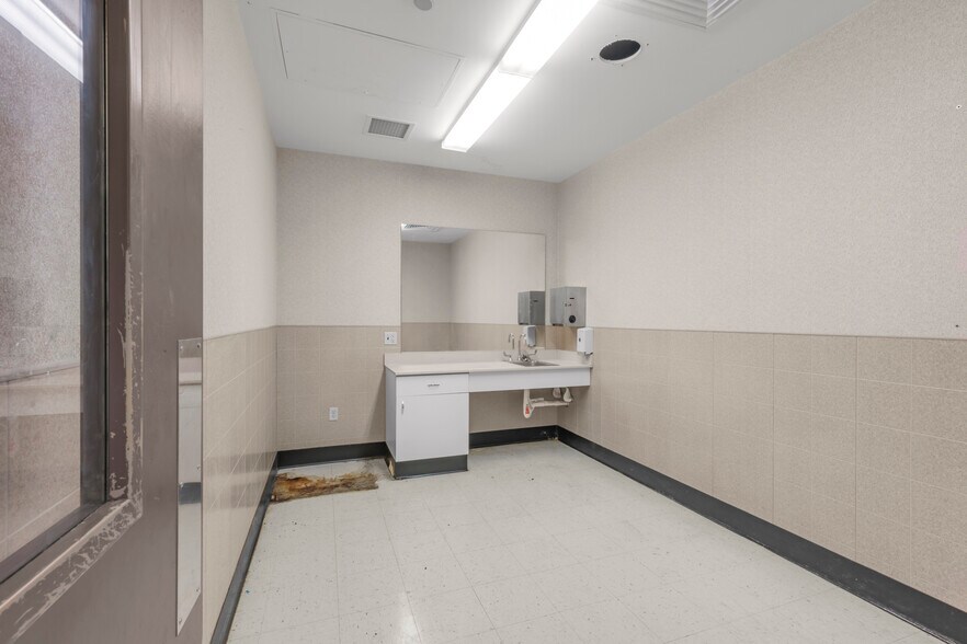 More Photos Of 4205-4225 Egan Dr, Savage Drugstore For Lease