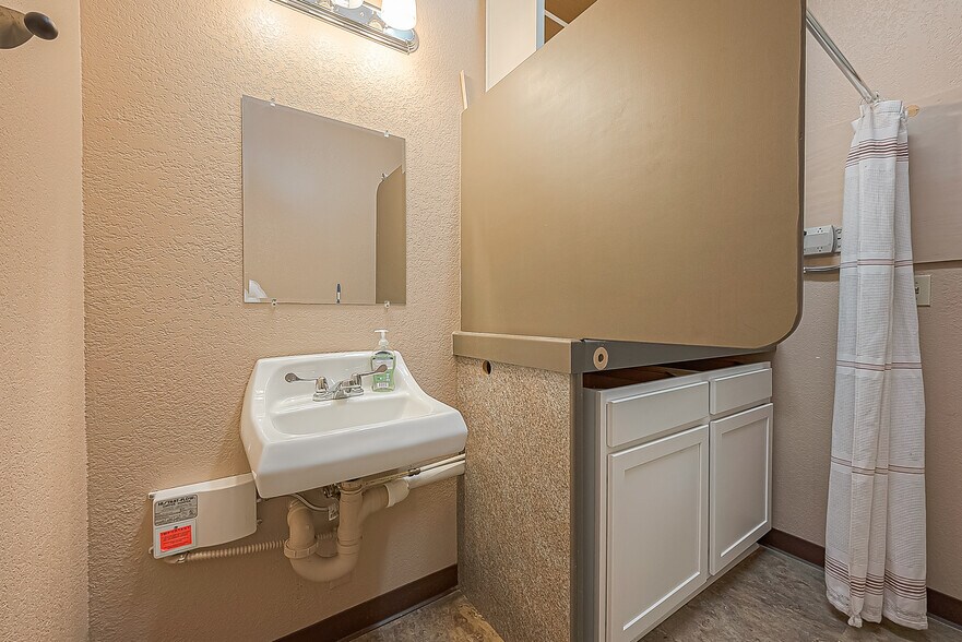 More Photos Of 1408 S Front St, Bellville Storefront For Lease