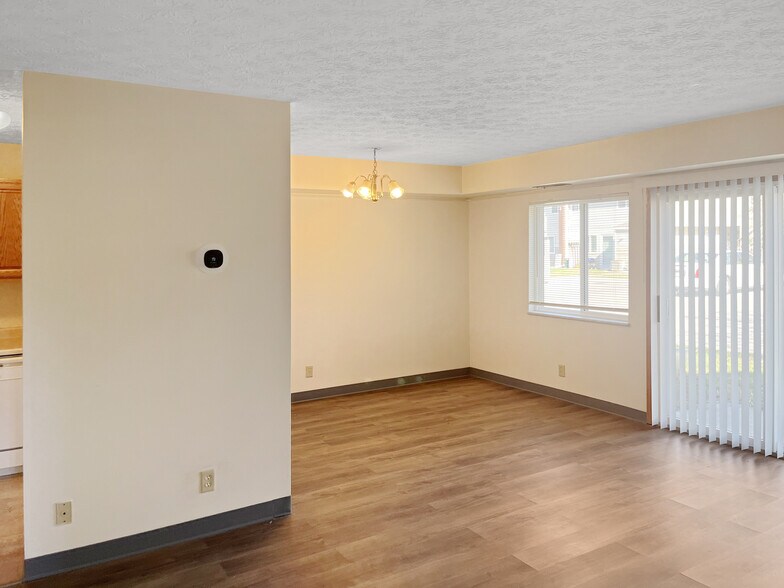 More Photos Of 401 River Run Dr, Macomb Apartments For Sale