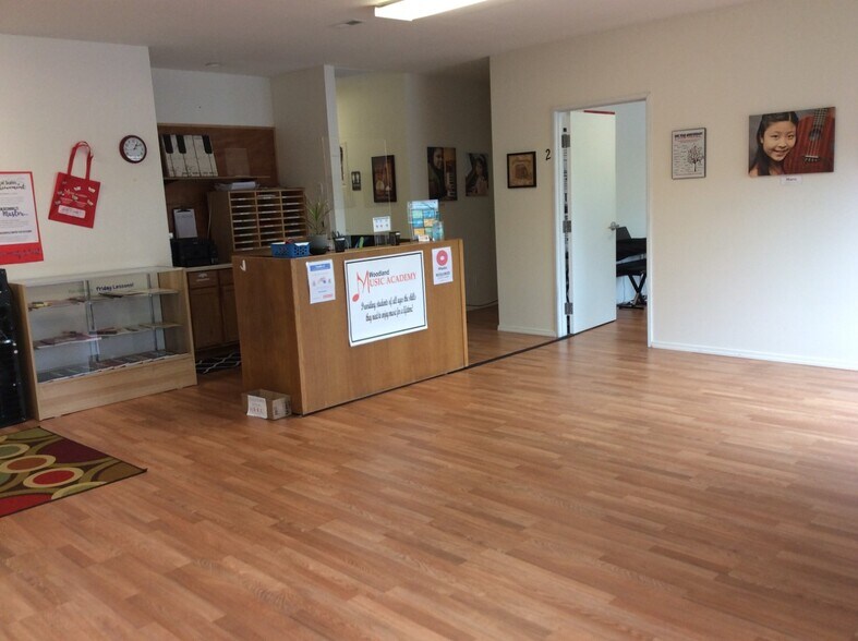 More Photos Of 1900 Belmont Loop, Woodland Storefront Retail Office For Lease
