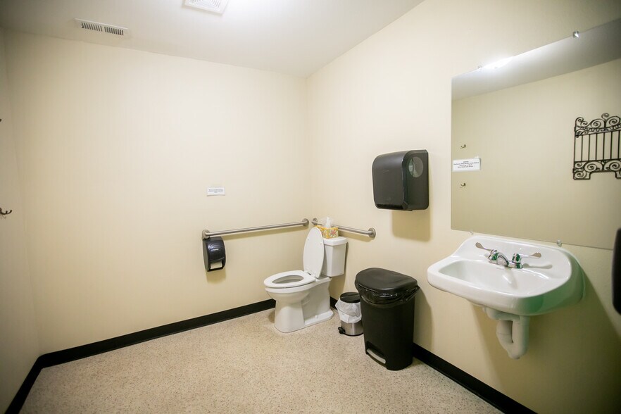 More Photos Of 201 N Main St, Elkader Flex For Sale