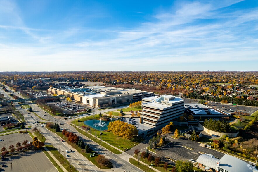 More Photos Of 2600 W Big Beaver Rd, Troy Office For Lease