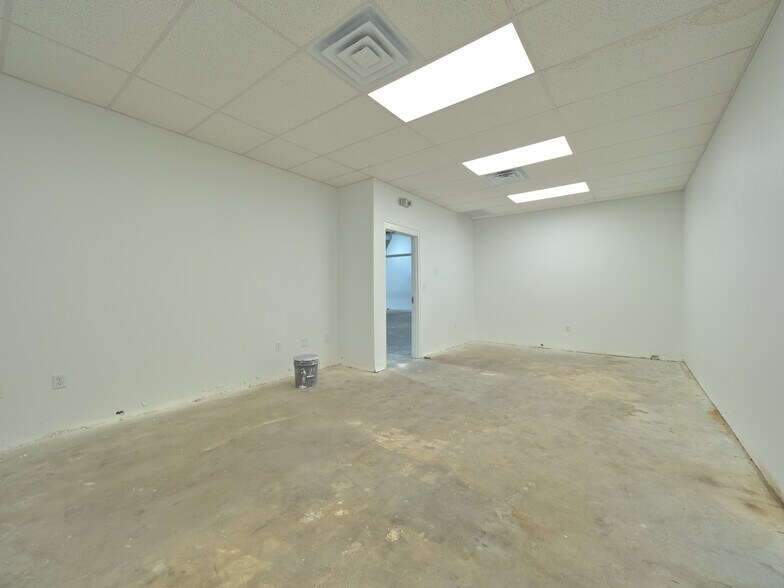 More Photos Of 18 S Main St, Brooksville Office For Lease