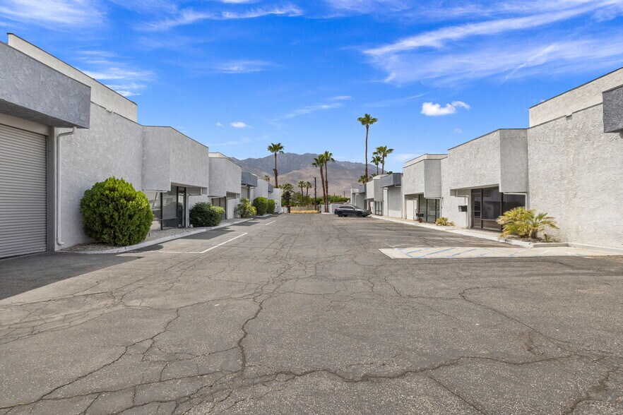 More Photos Of 800 S Vella Rd, Palm Springs Warehouse For Lease