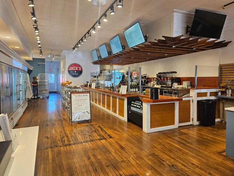 More Photos Of 70 Main St, Southampton Restaurant For Lease