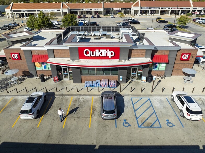 More Photos Of 528 NW Englewood Rd, Kansas City Convenience Store For Sale