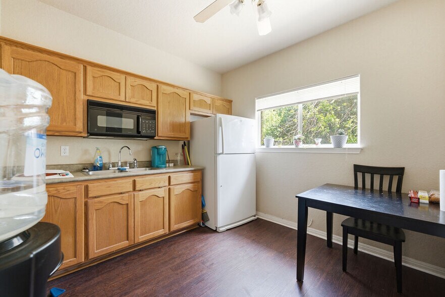 More Photos Of 215 Courtyard Dr, New Braunfels Office For Lease
