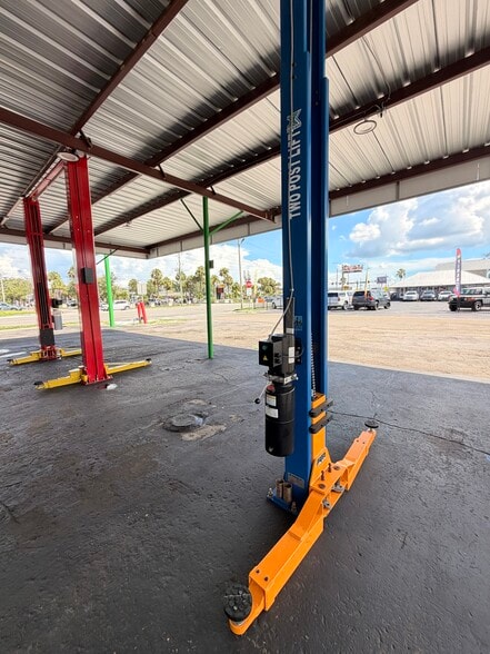 More Photos Of 5100 34th St N, Saint Petersburg Auto Repair For Sale