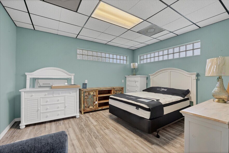 More Photos Of 3279 S Access Rd, Englewood Freestanding For Sale