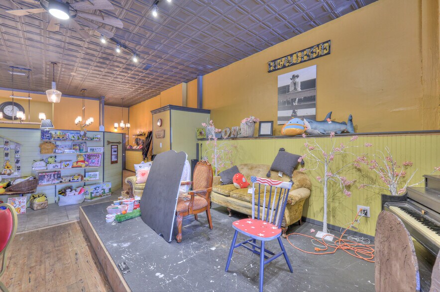 More Photos Of 108 W Walnut St, Smithville Restaurant For Sale