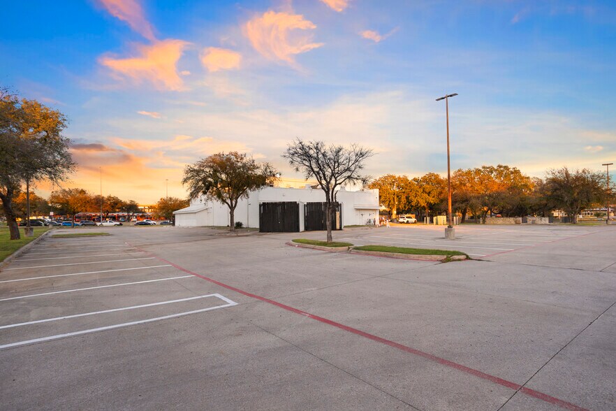 More Photos Of 10333 E Technology Blvd, Dallas Bar For Sale