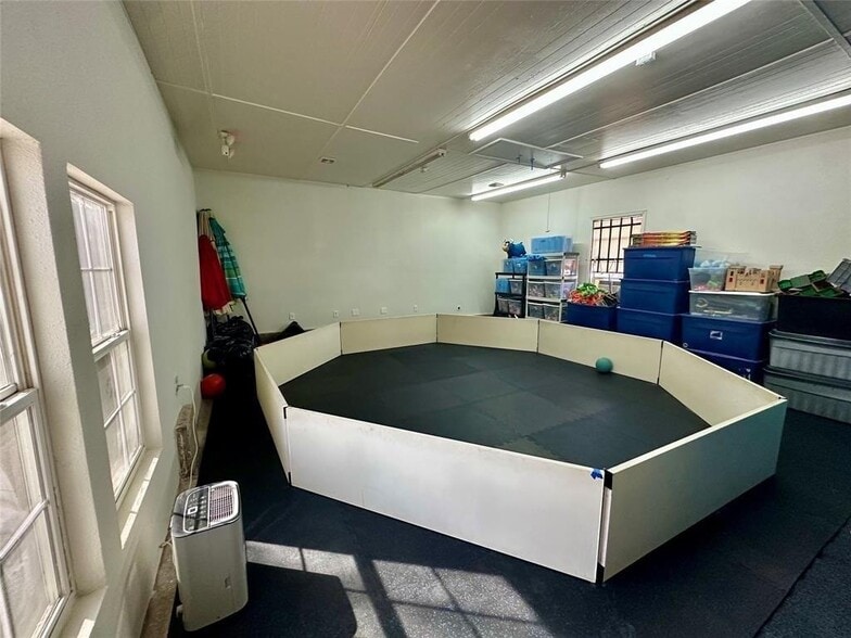 More Photos Of 503 Bolivar St, Denton Freestanding For Sale