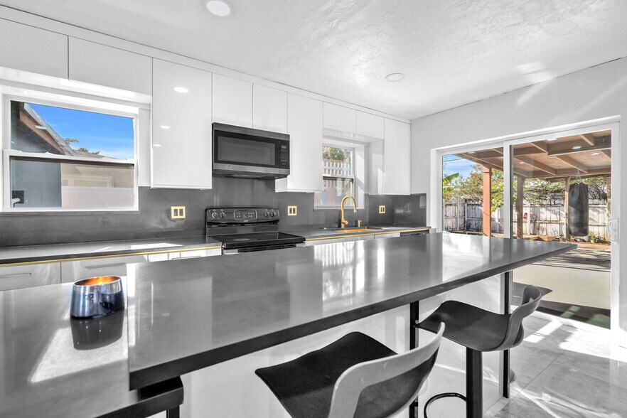 More Photos Of 7151 Taft St, Hollywood Office Residential For Sale