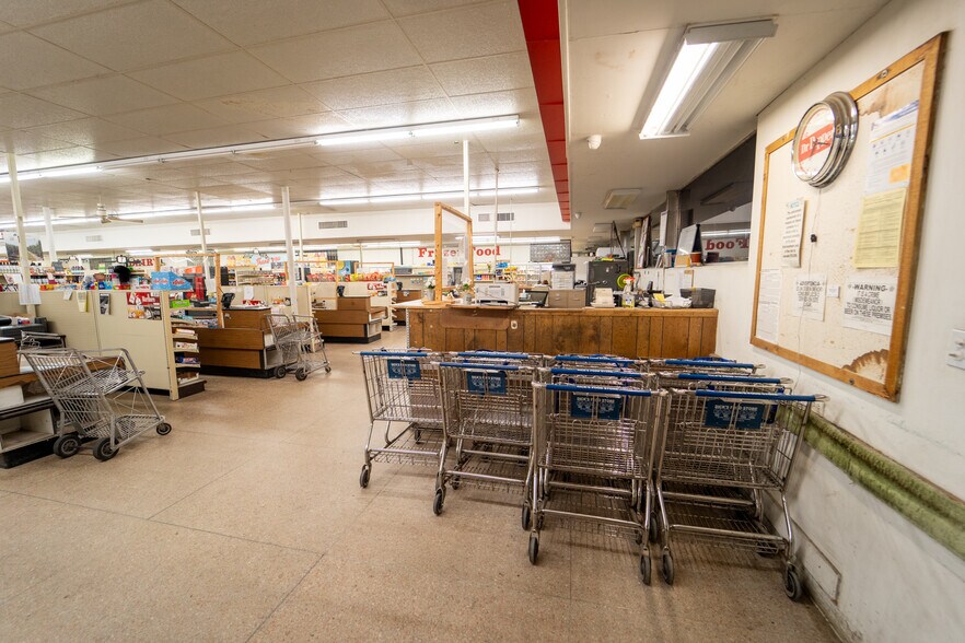 More Photos Of 1302 E Crestwood Dr, Victoria Storefront For Sale