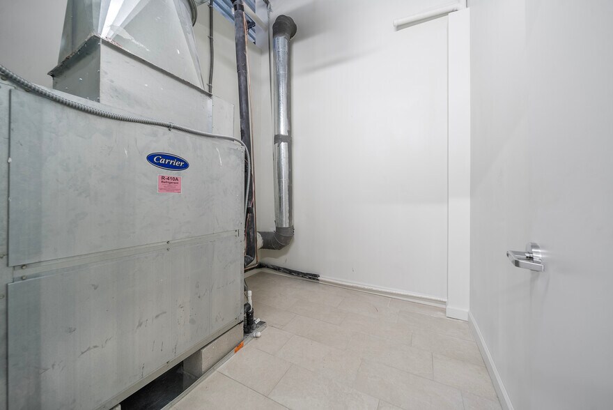 More Photos Of 3976 Destination Dr, Osprey Storefront For Sale