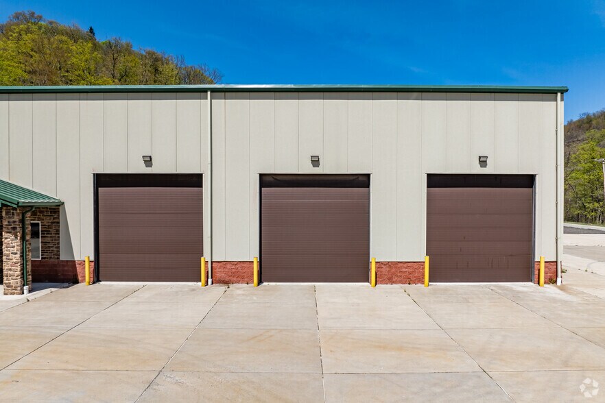 More Photos Of 104 Douglas Rd, Sewickley Light Distribution For Sale