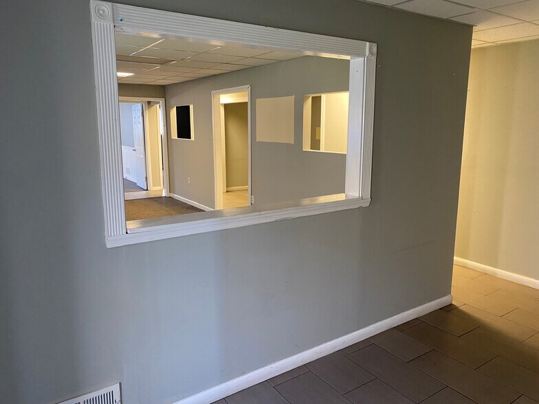 More Photos Of 665 Dawson Dr, Newark Showroom For Lease